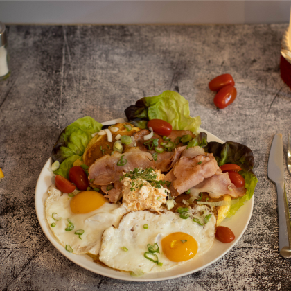 Englisches Frühstück aus Spiegeleiern, Schinken und Salat im Cafe Crater in Nördlingen
