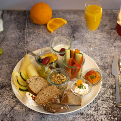 Gesundes Frühstück mit Rohkost, Käse und Früchten im Cafe Crater in Nördlingen