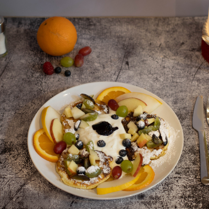 Süßes Frühstück aus Pancakes, Trauben und Beeren im Cafe Crater in Nördlingen