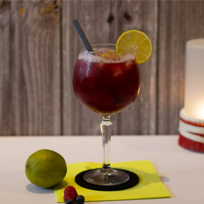 Roter Cocktail mit Limette aus der Getränkeauswahl der Bar im Crater in Nördlingen